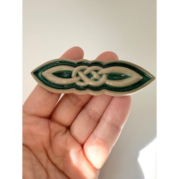 Irish lover’s knot ceramic brooch pin - Picture 1 of 7